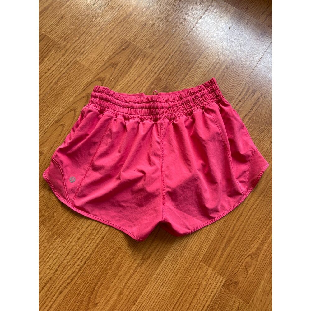 Lululemon Hotty Hot High-Rise Lined Short 2.5" in Lip Gloss Size 6 - Picture 4 of 6